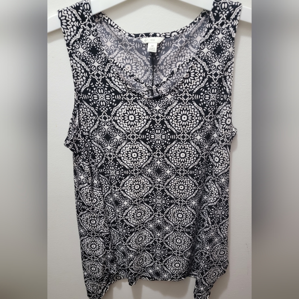 CATO Sleeveless dressy black and white pattern handkerchief top size M.